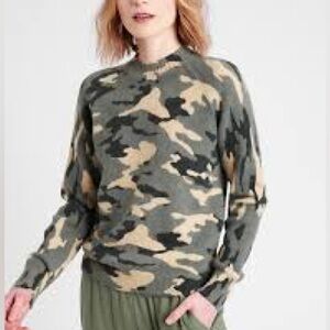 Banana Republic Camouflage Printed Wool Blend Sweater Size Small
